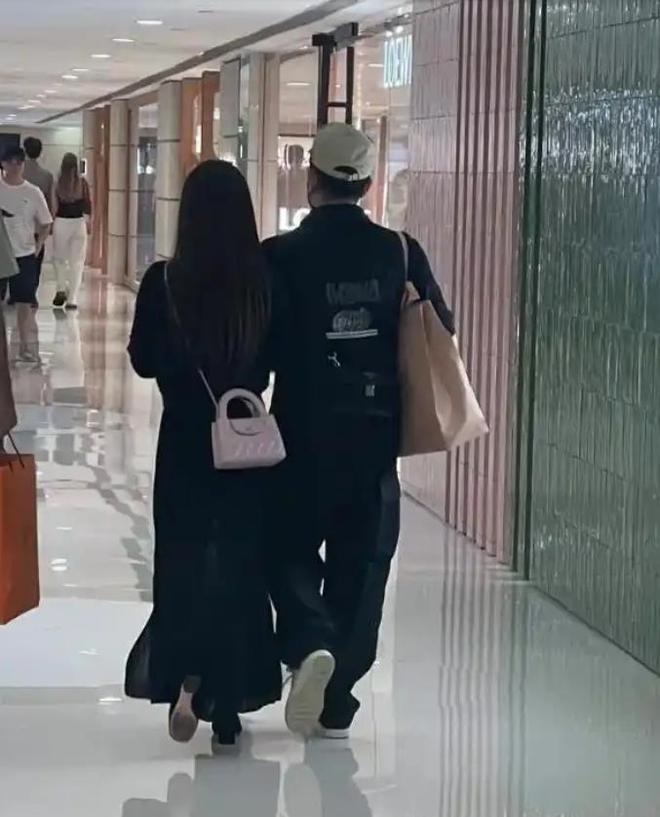 郭富城亲自孭战利品，劲锡方媛。